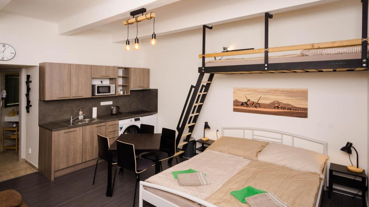 Flying Bed Apartment Close To Prague Castle And Airport Zewnętrze zdjęcie